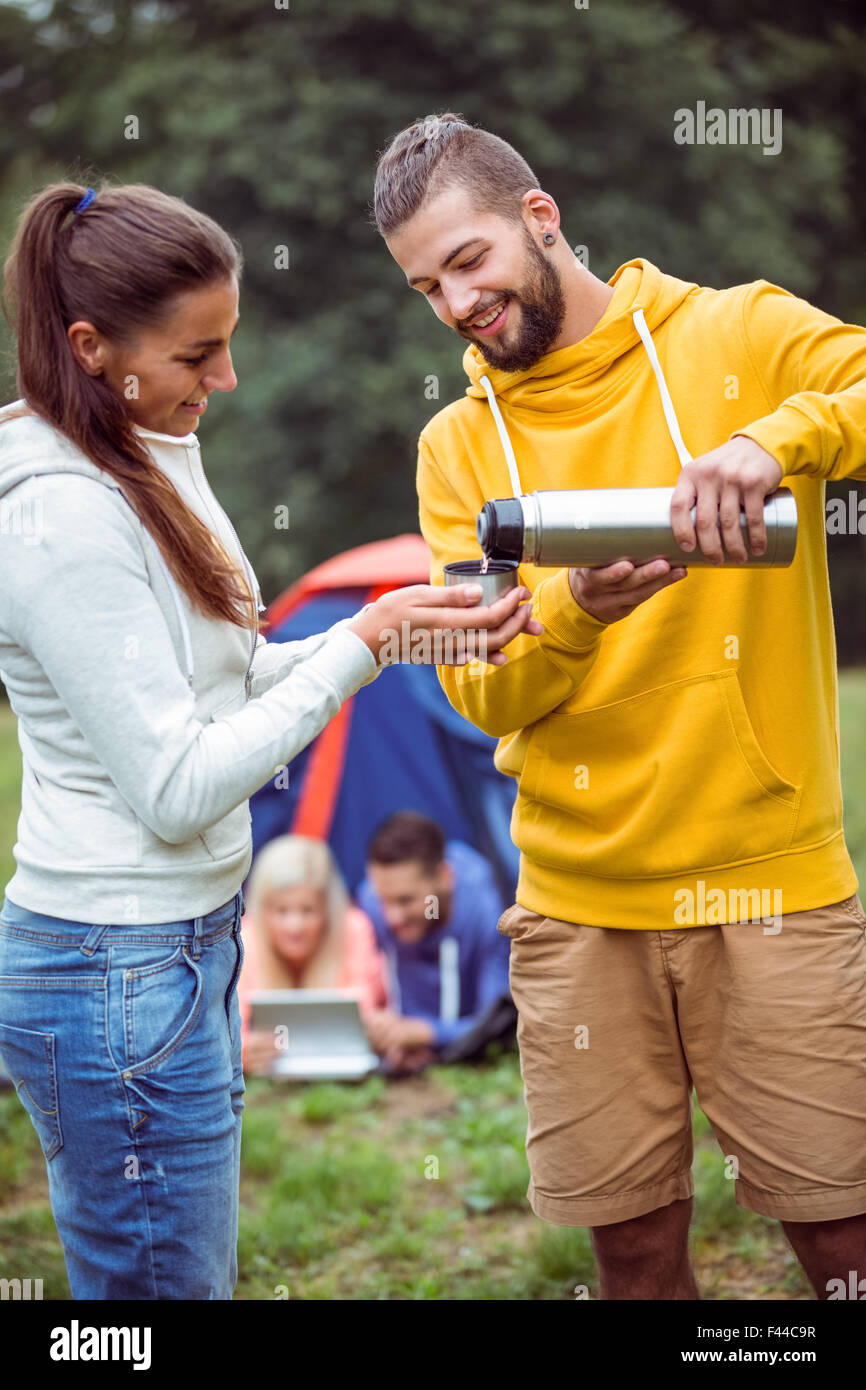 Glückliche Freunde auf einem camping-Ausflug Stockfoto