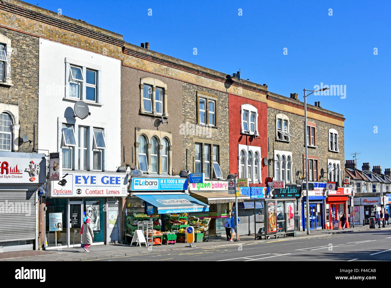 High Road Einkaufsstraße einschließlich Postamt mit Wohnungen über dem in der Nähe von Bahnhof sieben Könige in Redbridge East London England UK Stockfoto