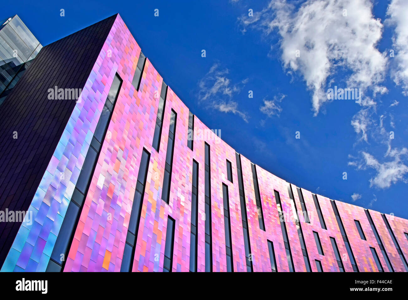 Abstraktes, geschwungenes Muster, farbenfrohe Verkleidungen und Verglasungen, die das Licht des hellen Himmels auf den Wolft W Hotels reflektieren, die London Docklands England, Großbritannien, bauen Stockfoto