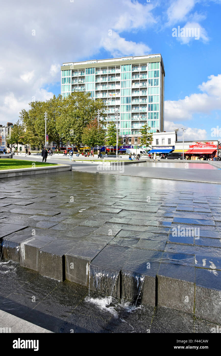 Wasserspiel in Woolwich Zentrum Stadtplatz (General Gordon Platz) in London Borough of Greenwich Stockfoto