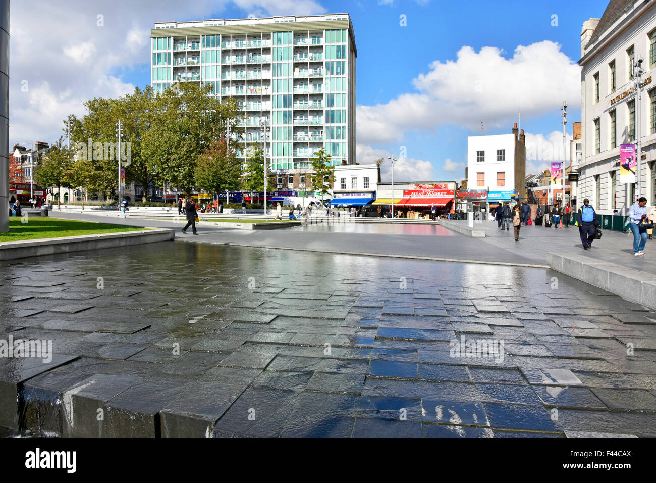 Wasserspiel in Woolwich Town Centre Square General Gordon Platz in London Borough of Greenwich England UK Stockfoto