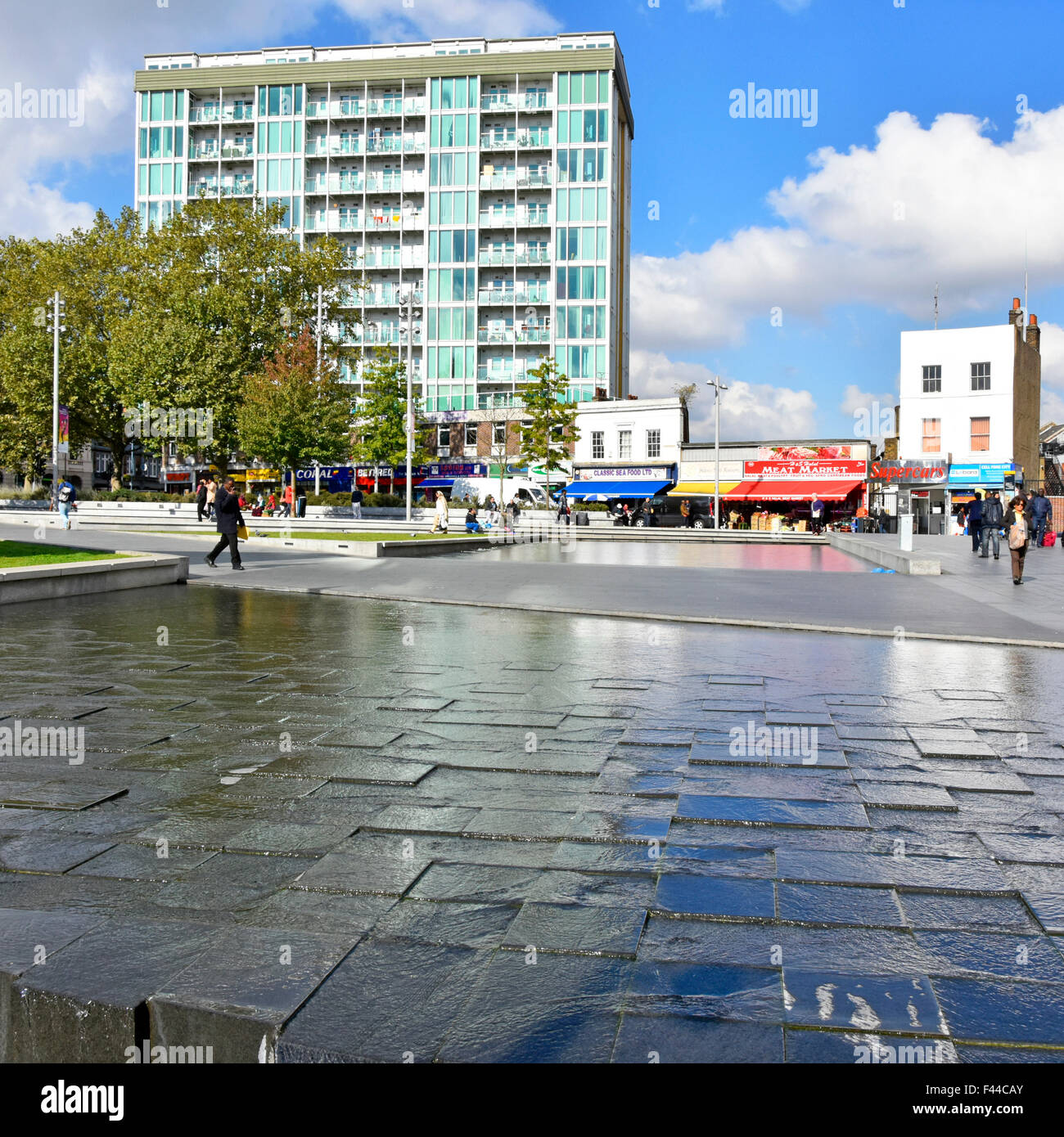 Wasserkaskade Feature in Woolwich Town Centre Square General Gordon Platz in London Borough of Greenwich England UK mit Wohnhaus außerhalb Stockfoto