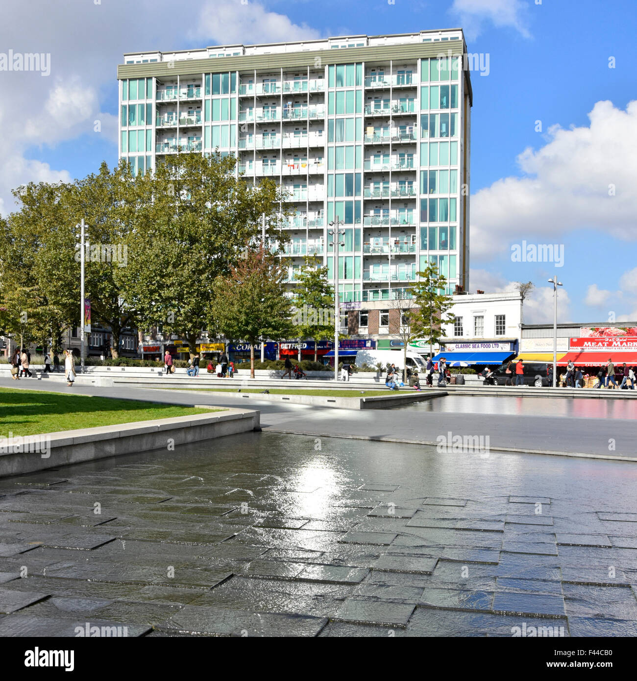 Wasserspiel in Woolwich Town Centre Square General Gordon Platz in London Borough of Greenwich England UK Stockfoto