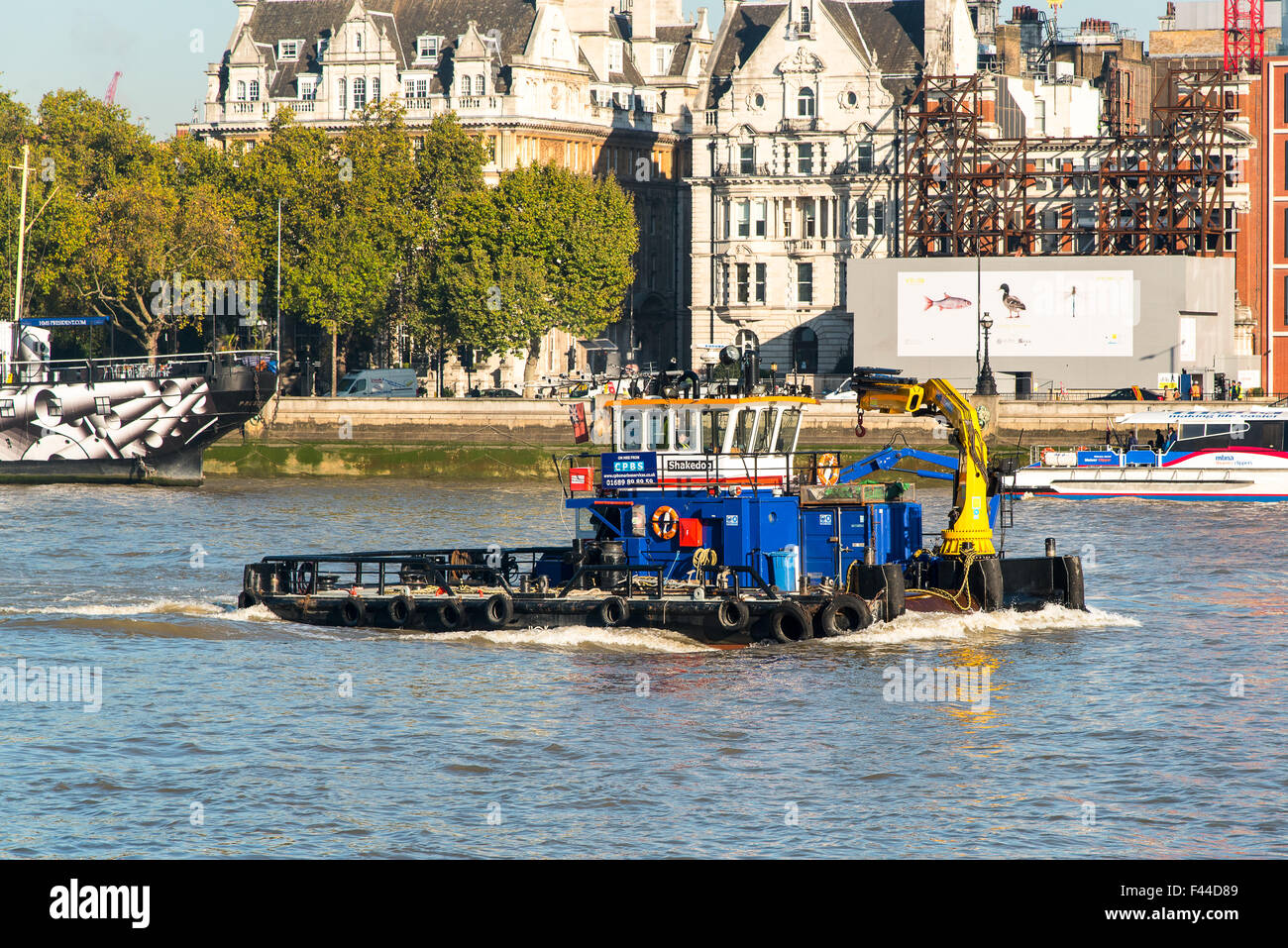 Shakedog, ein Schiff der Unterstützung für marine-Konstruktion, Engineering, Reparatur, Tauchen und Wartung arbeiten, gesehen auf der Themse. Stockfoto