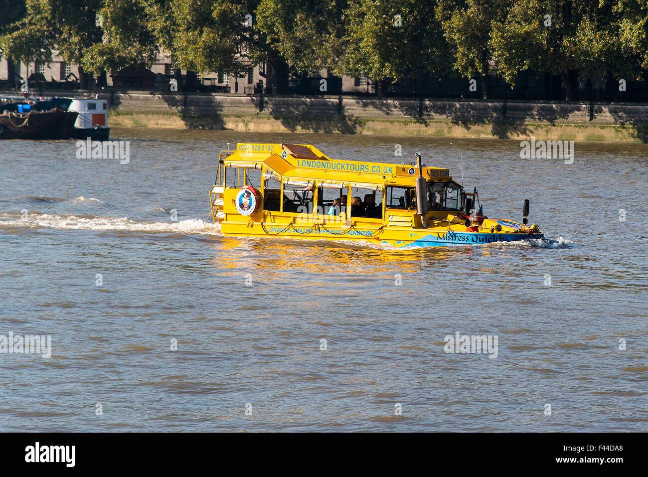 Ein Amphibienfahrzeug betrieben als touristische Attraktion von London Duck Tours Stockfoto