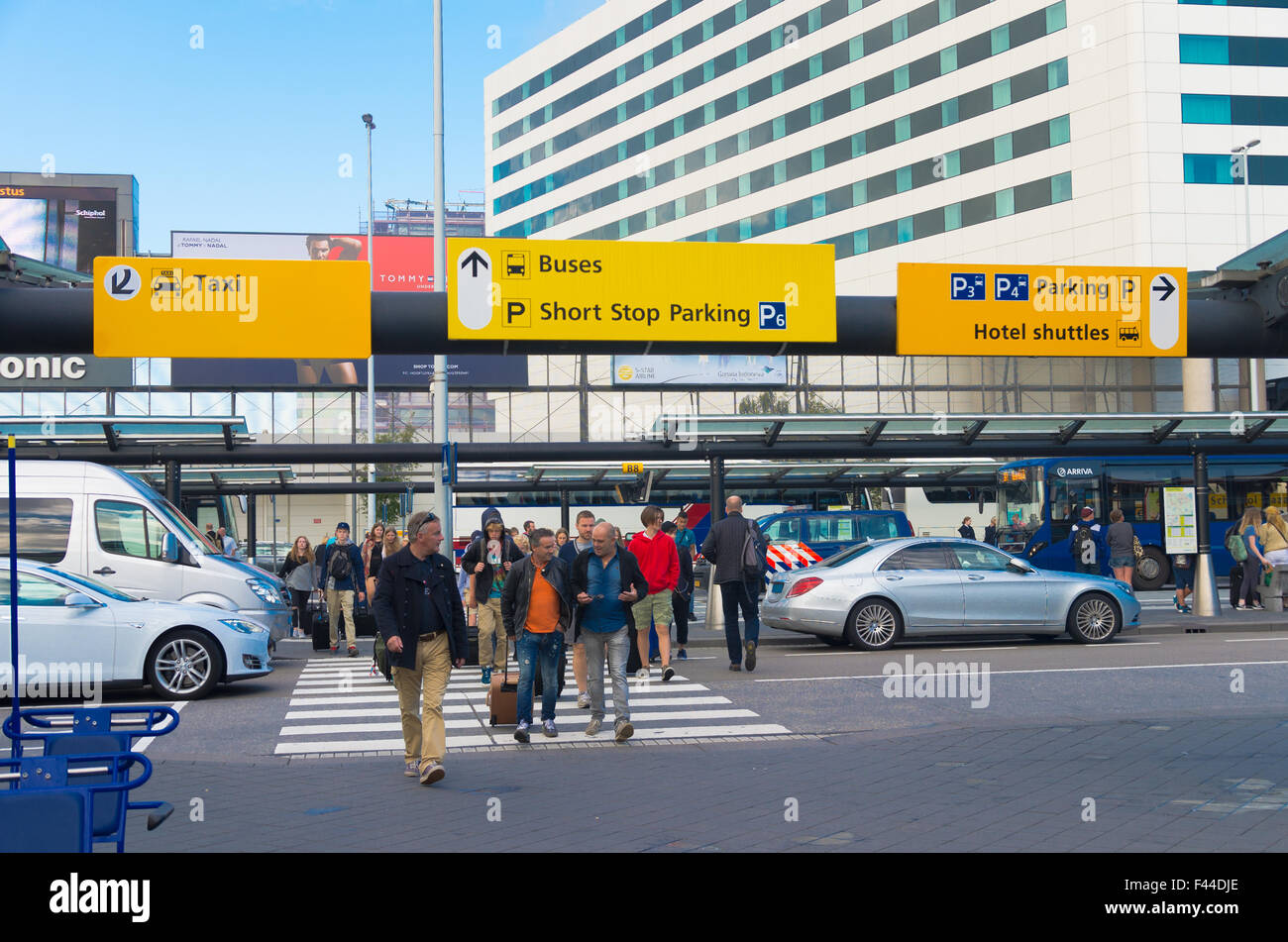 AMSTERDAM - 28. August 2015: Taxistand vor Amsterdam Schiphol Flughafen. Stockfoto
