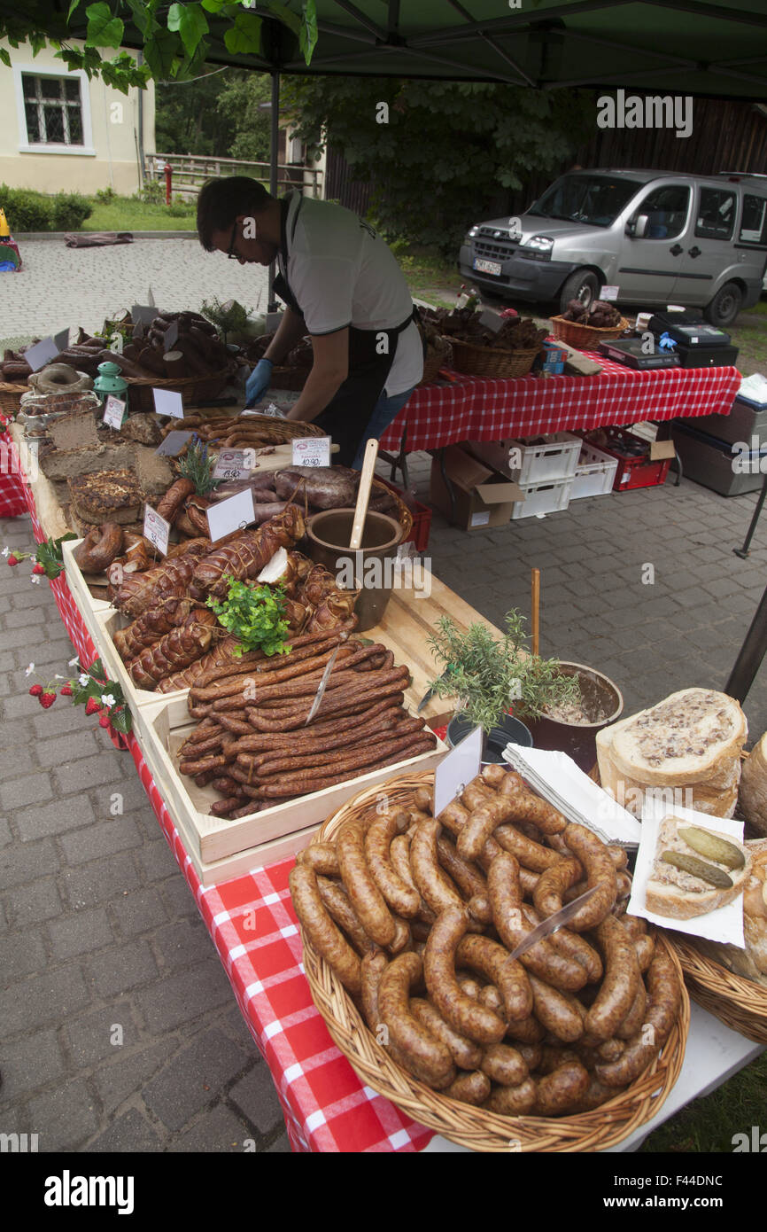 Verschiedene Arten von polnische Wurst zum Verkauf in einem outdoor-Festival in der Nähe von Zielona Gora, Ploand Stockfoto