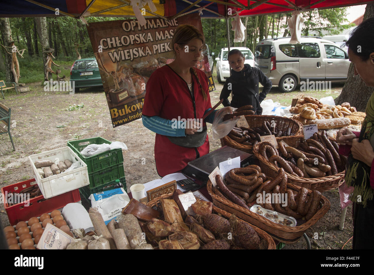 Frisch gebackenes Brot und polnischen Fleisch zum Verkauf bei einem internationalen Folk Arts Festival in der Nähe von Zielona Gora, Polen. Stockfoto