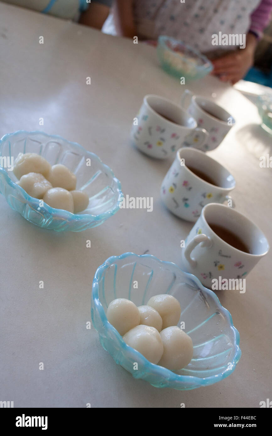 Mochi Kugeln in vier Schüsseln vier Tees Stockfoto