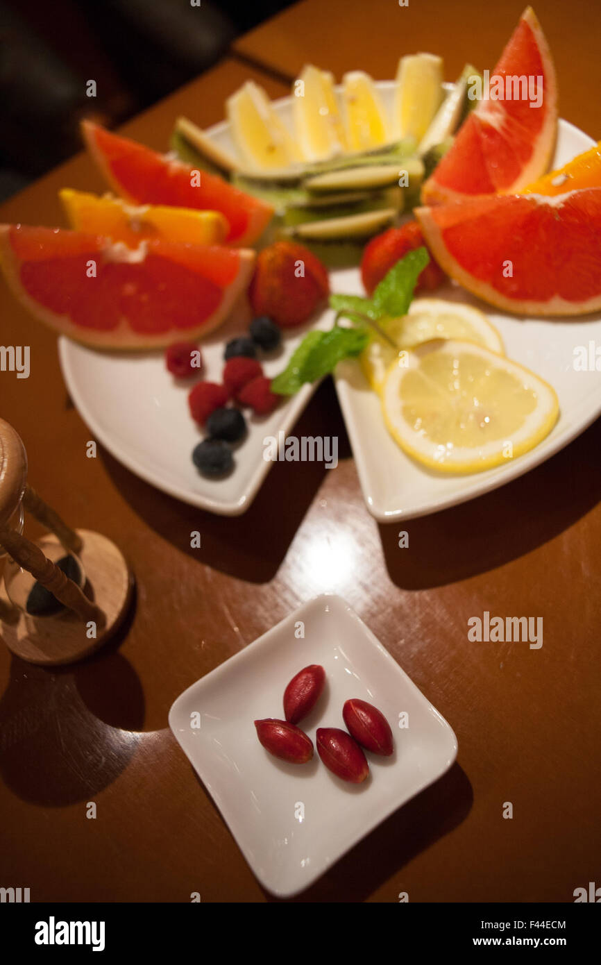 Wunderfrucht mit Sanduhr und Zitrusfrüchten von oben gesehen Stockfoto