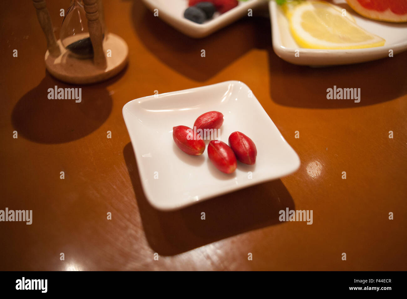 Wunderfrucht hautnah in weiße Schale Stockfoto