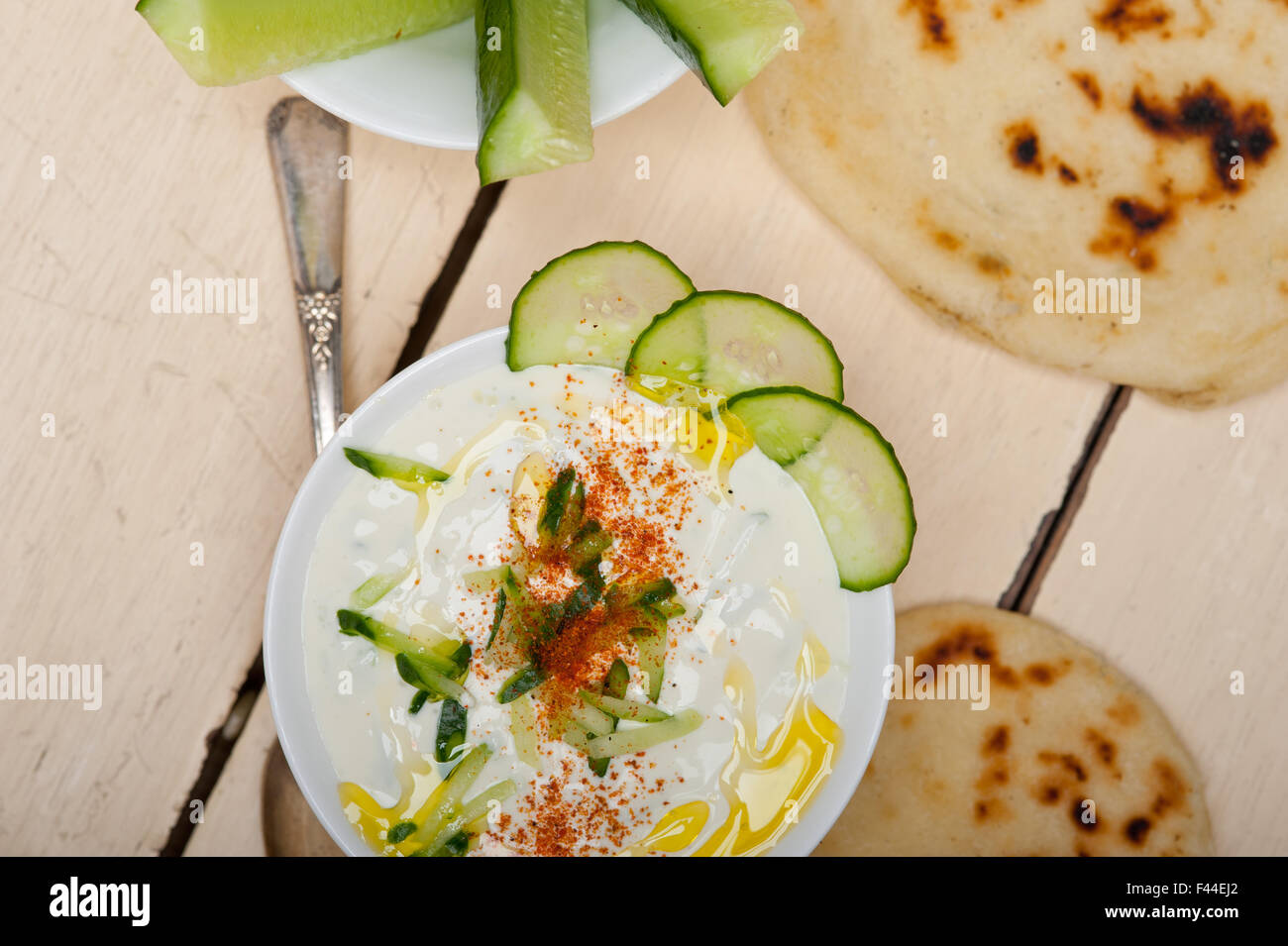 Arabischen Nahen Osten Ziegenkäse Joghurt und Gurken Salat Stockfoto Arabischen Nahen Osten Ziegenkäse Joghurt und Gurken Salat Stockfoto