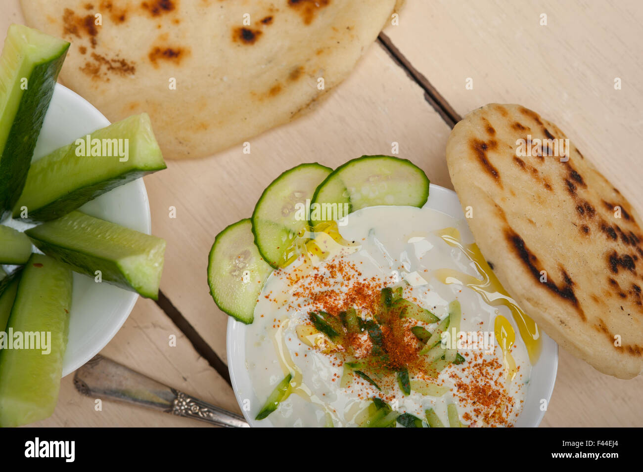 Arabischen Nahen Osten Ziegenkäse Joghurt und Gurken Salat Stockfoto Arabischen Nahen Osten Ziegenkäse Joghurt und Gurken Salat Stockfoto