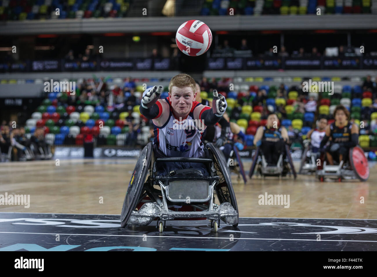 London, UK. 14. Oktober 2015. Japan Niederlage Team GB 55-48 in der Welt Rollstuhl Rugby Challenge in Copper Box, Queen Elizabeth Olympic Park, London, UK. GB Teamplayer Jim Roberts, etwa um einen Versuch zu erzielen.  4. Oktober 2015. Copyright Carol Moir/Alamy Live News. Stockfoto