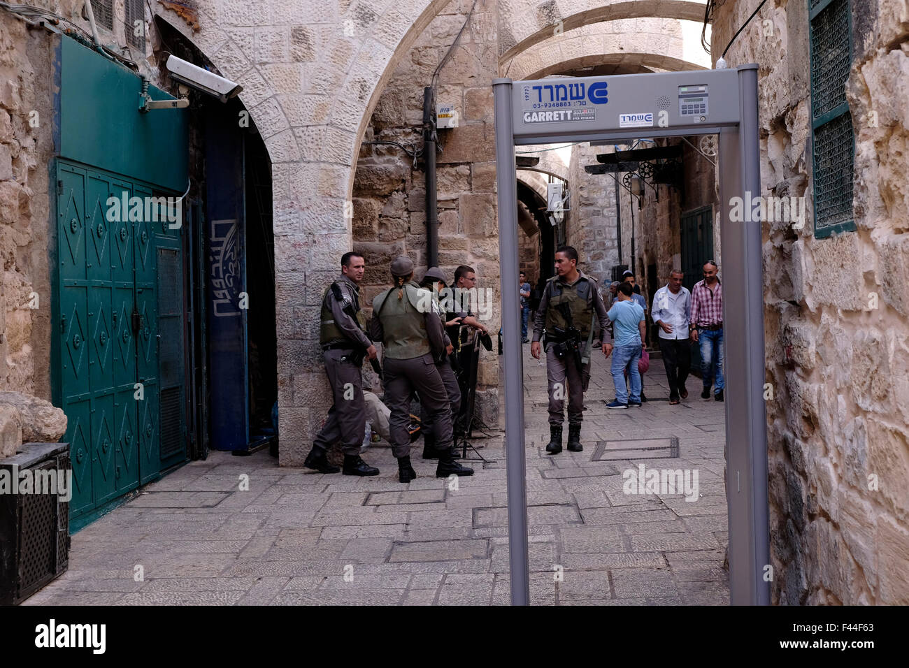 Israelische Soldaten mit einem Metalldetektor im muslimischen Viertel in der Altstadt von Jerusalem, nach einer Welle von Terroranschlägen installiert wird. Ost-Jerusalem, Israel am 14. Oktober 2015 Israel die Szene mehrere Messer-Angriffe in den letzten Wochen, Dutzende Menschen verletzt und mehrere Tote auf beiden Seiten wurde. Viele befürchten, dass die Aufstände zu einem Endwert Konflikt zwischen Israel und Palästina führen werden. Stockfoto