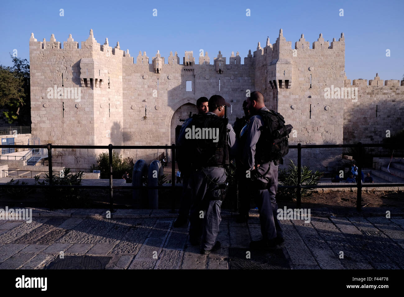 Bewaffneten israelischen Polizisten Wache vor Damaskus-Tor in der alten Stadt von Ost-Jerusalem Israel Stockfoto