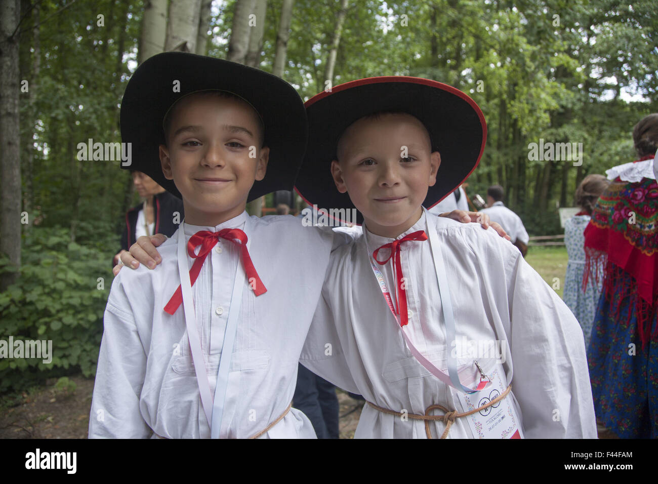 Jungen kleiden sich in traditionelle Bergvolk Kleidung auf ein International Folk Arts Festival in der Nähe von Zielona Gora, Polen. Stockfoto