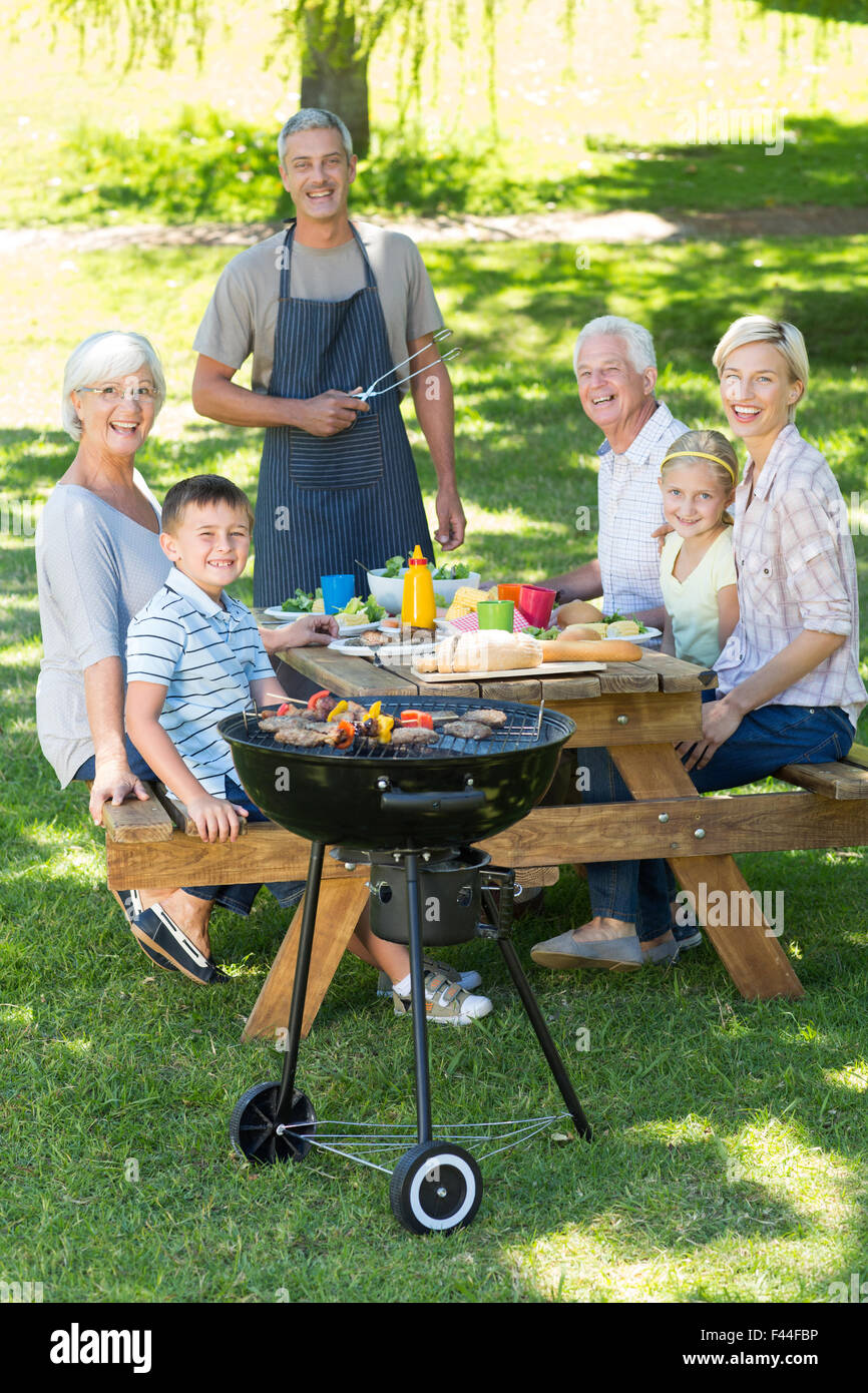Glückliche Familie mit Picknick im park Stockfoto