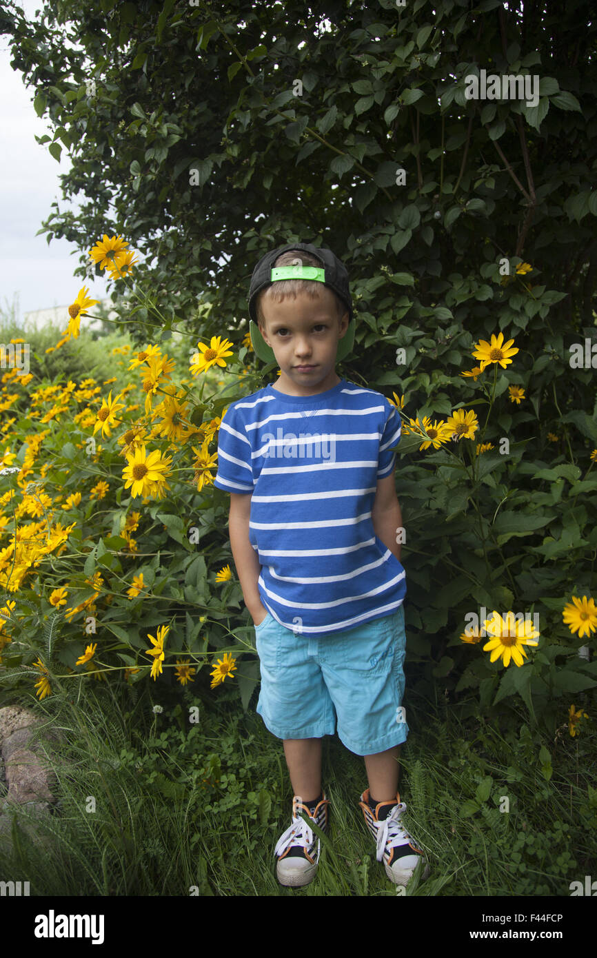 Junge unter den Blumen, Zielona Gora, Polen. Stockfoto