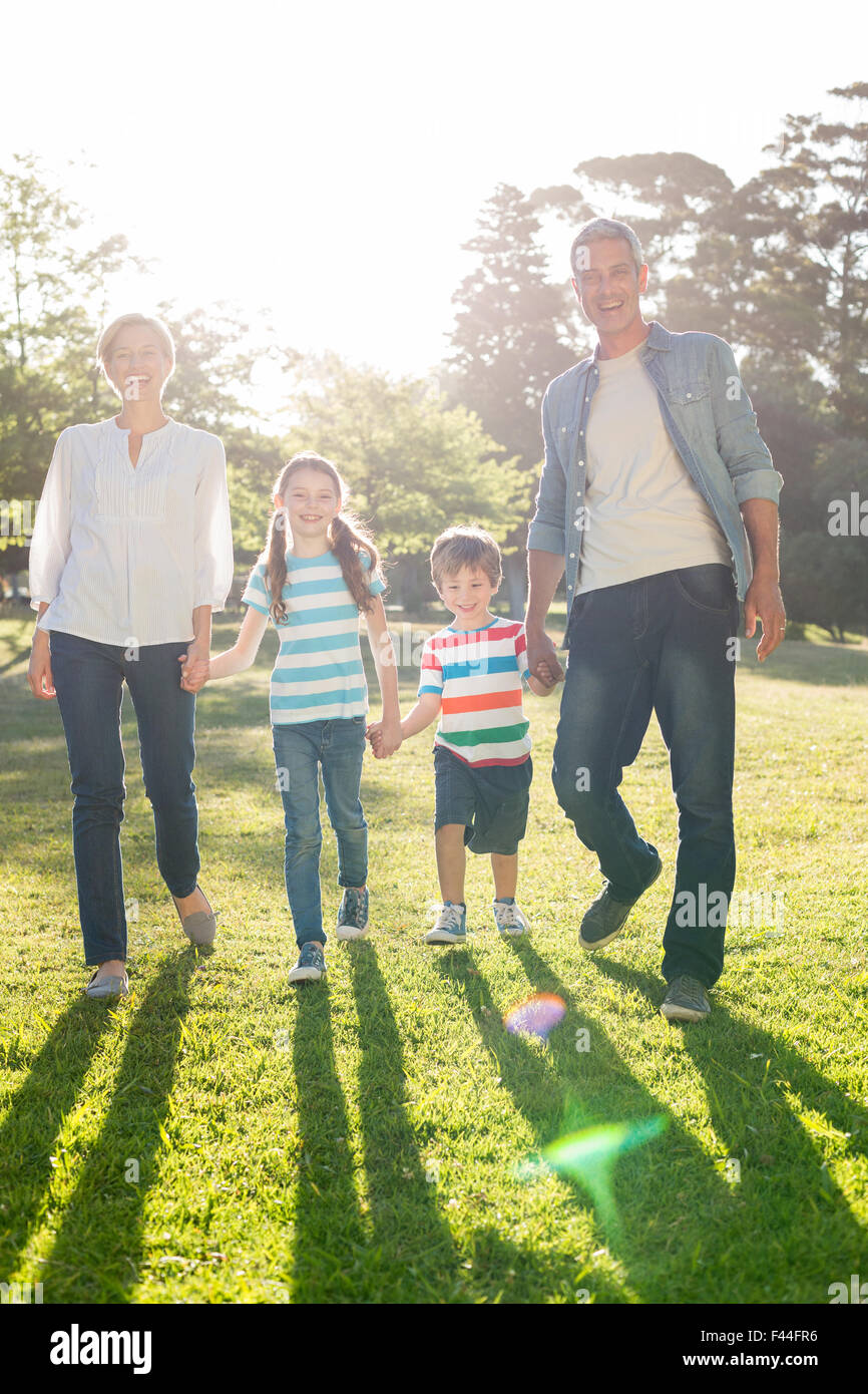 Glückliche Familie Wandern im park Stockfoto