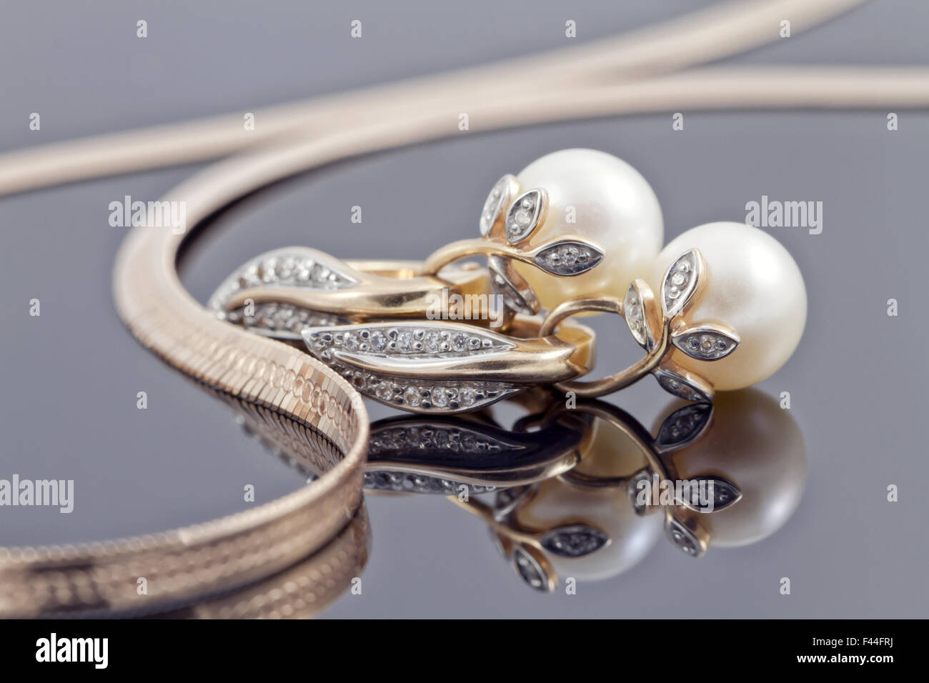 Gold Ohrringe mit Perlen Stockfoto