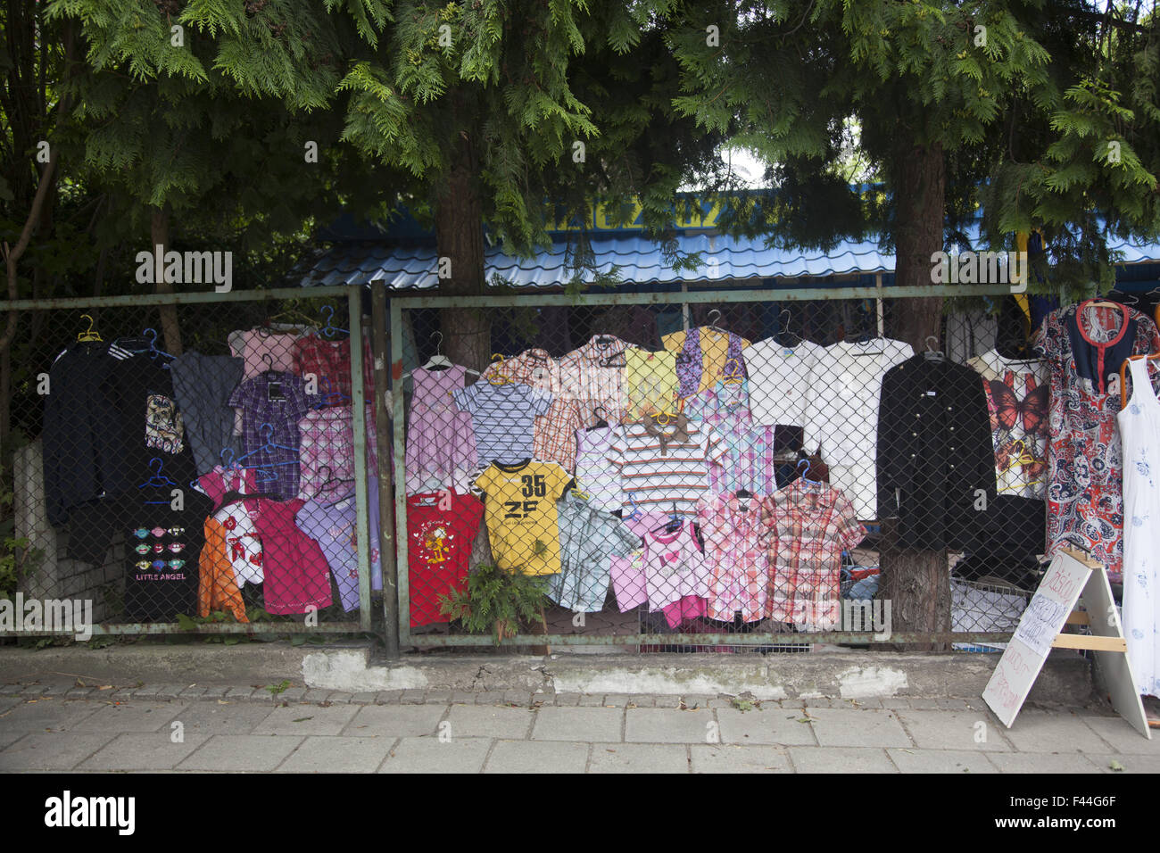 Gebrauchte Kleidung Lieferanten auf der Straße in Zielona Gora, Polen. Stockfoto