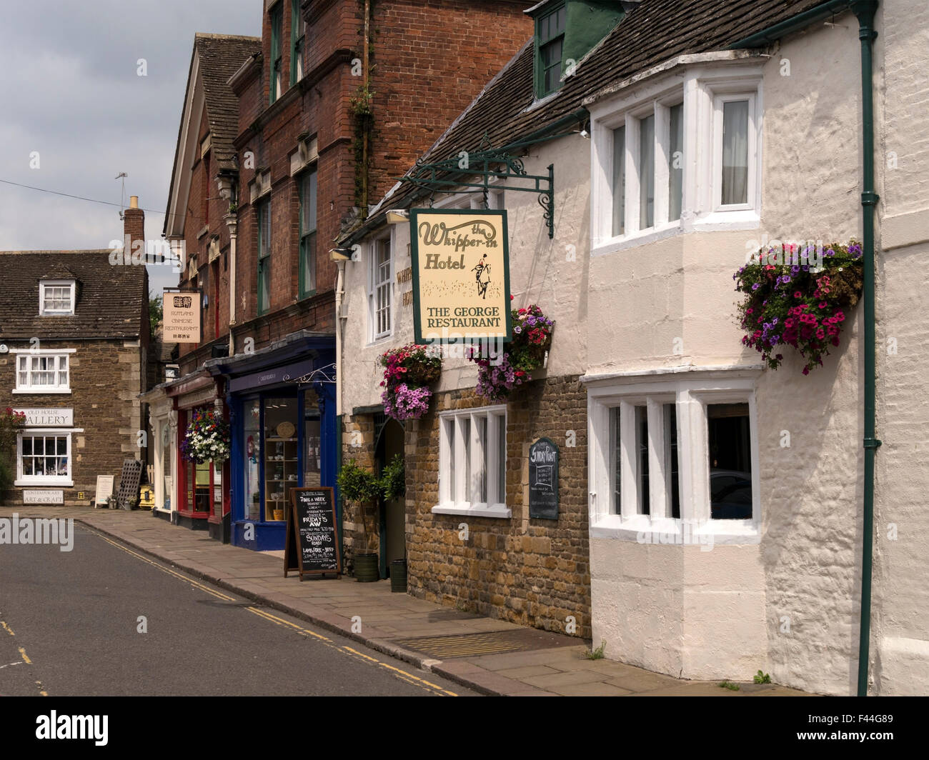 Den Schlagbesen in George Hotel Restaurant und Geschäft Frontseiten, Oakham, Rutland, England, UK. Stockfoto