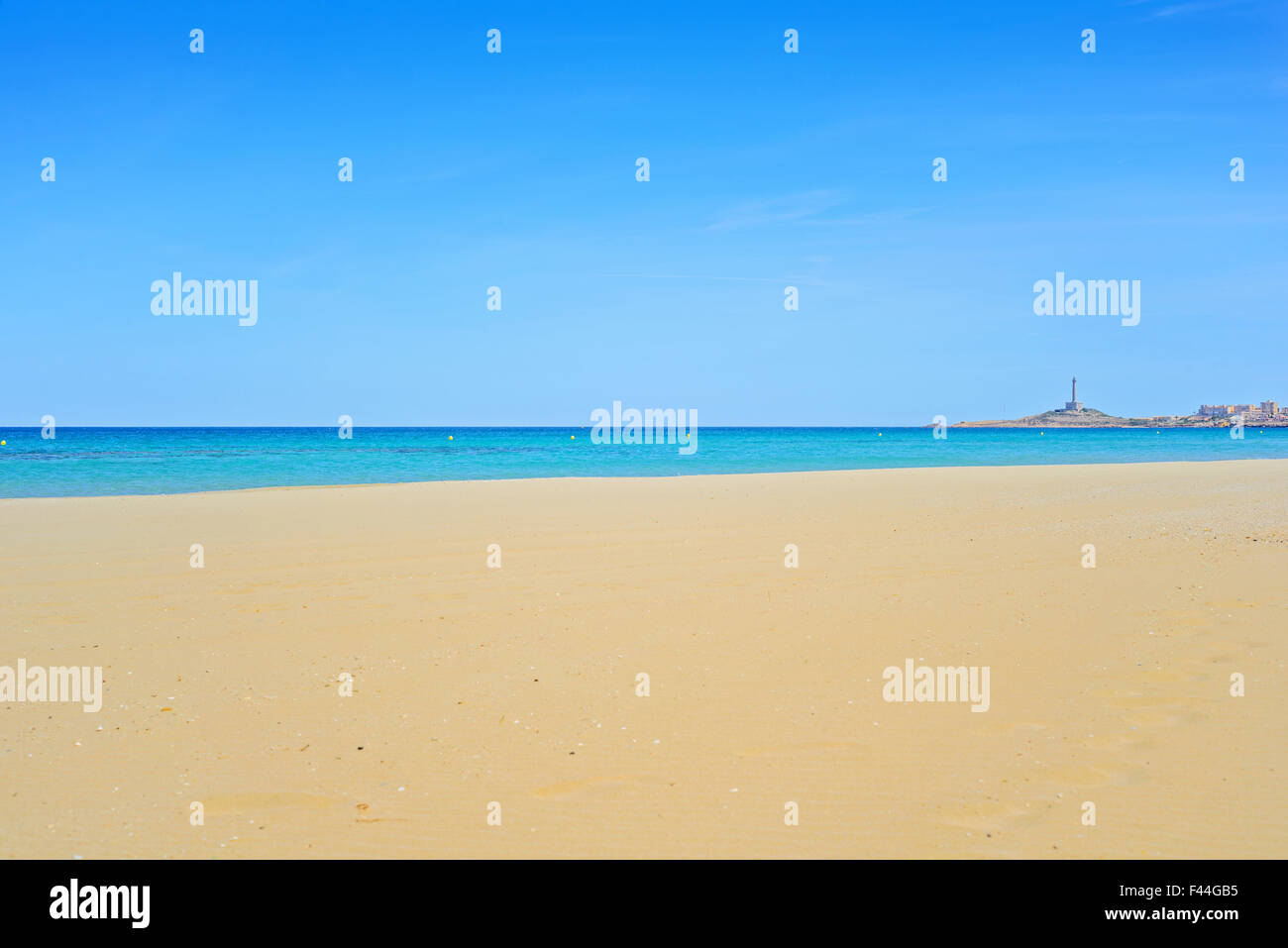 Sandy Beach und blauen Meeres und des Himmels Stockfoto