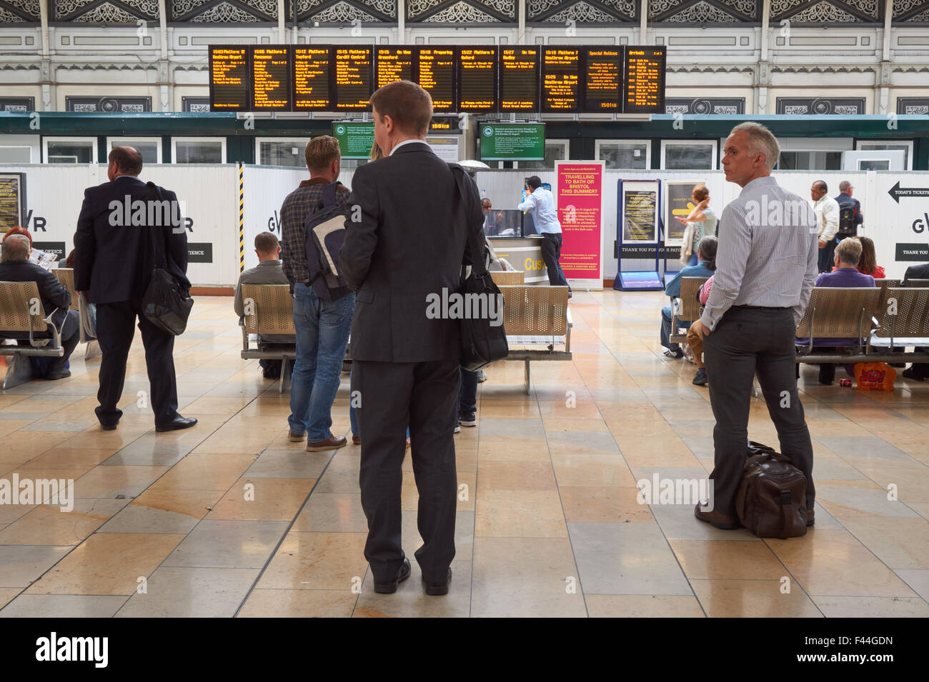 Passagiere an der Bahnhofskonkursstation Paddington, London England Großbritannien Stockfoto
