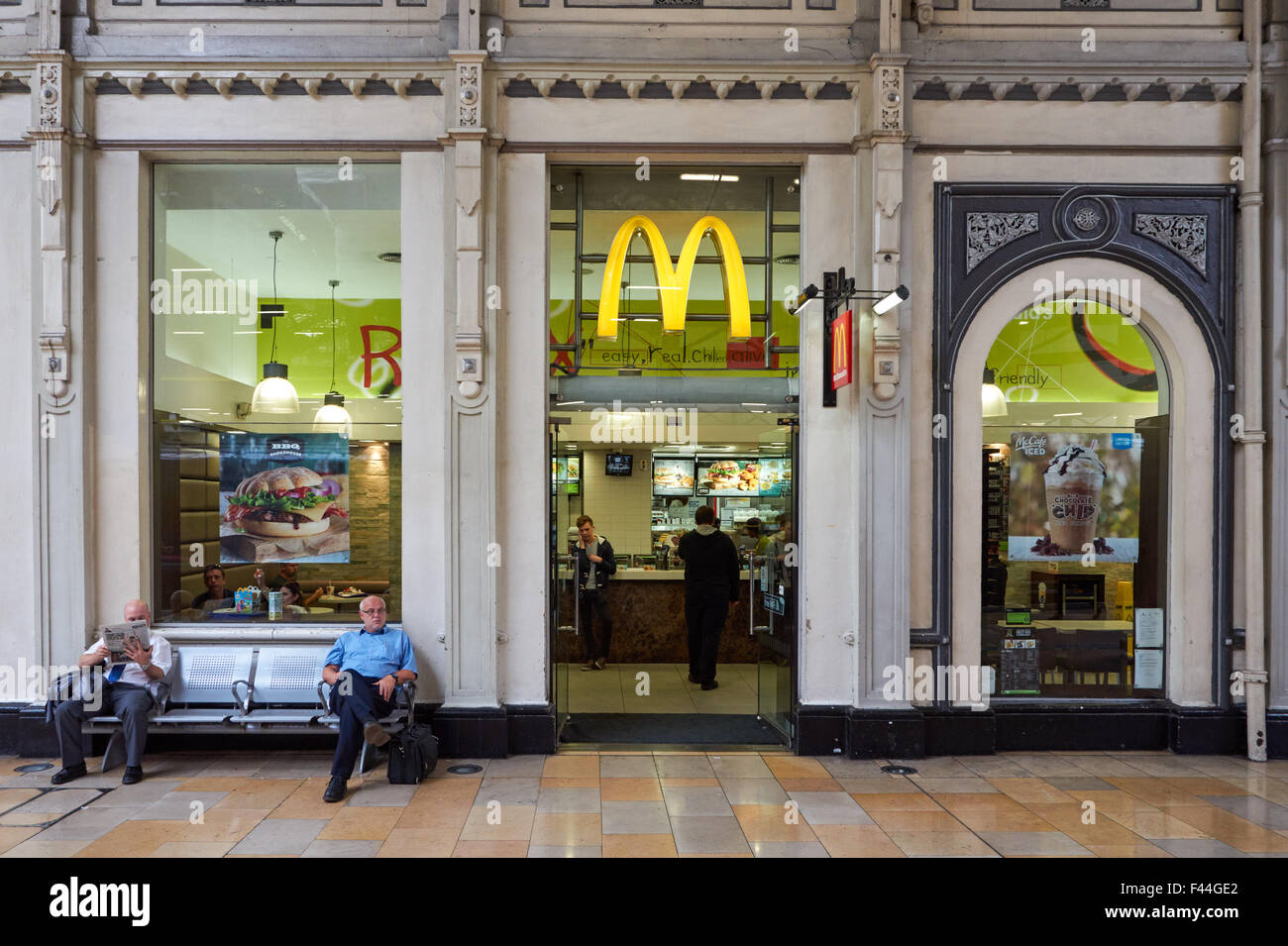 McDonald's Restaurant am Bahnhof Paddington, London England Vereinigtes Königreich UK Stockfoto