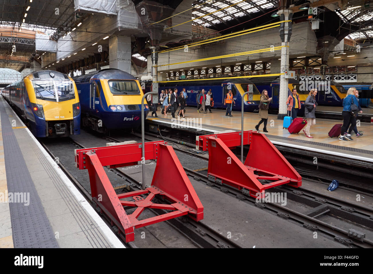 Passagiere auf dem Bahnhof Paddington, London England Vereinigtes Königreich UK Stockfoto