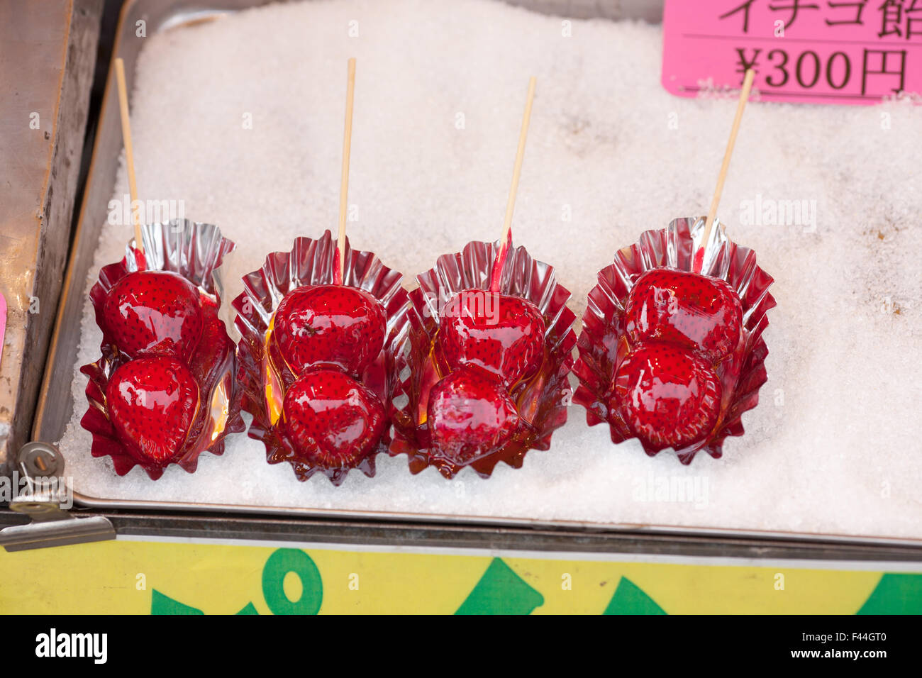 Glasierten Erdbeeren auf sticks Stockfoto