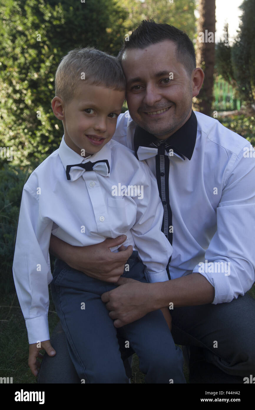 Kleiner Junge mit seinem neuen Vater. Zielona Gora, Polen. Stockfoto