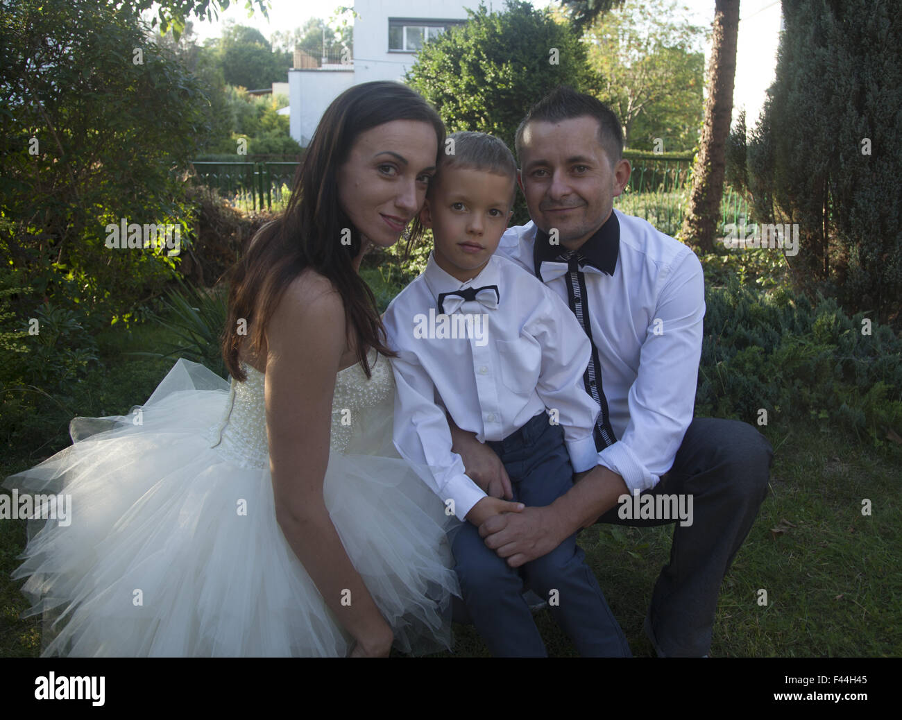 Vor der Hochzeitsfotos von Frau mit ihrem Sohn und ihrem neuen Verlobten; bald zu ihrem Ehemann. Stockfoto