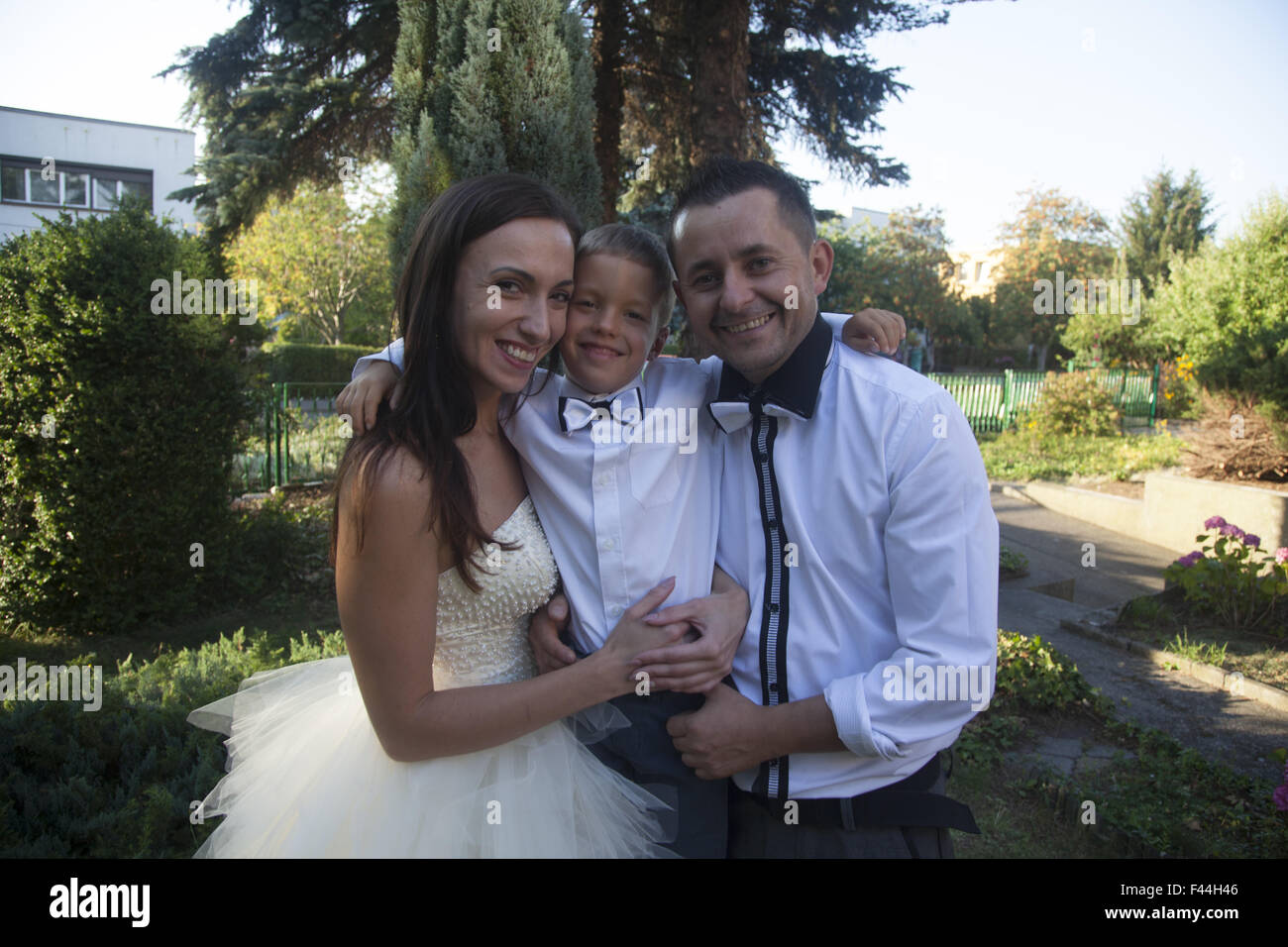 Vor der Hochzeitsfotos von Frau mit ihrem Sohn und ihrem neuen Verlobten; bald zu ihrem Ehemann. Stockfoto