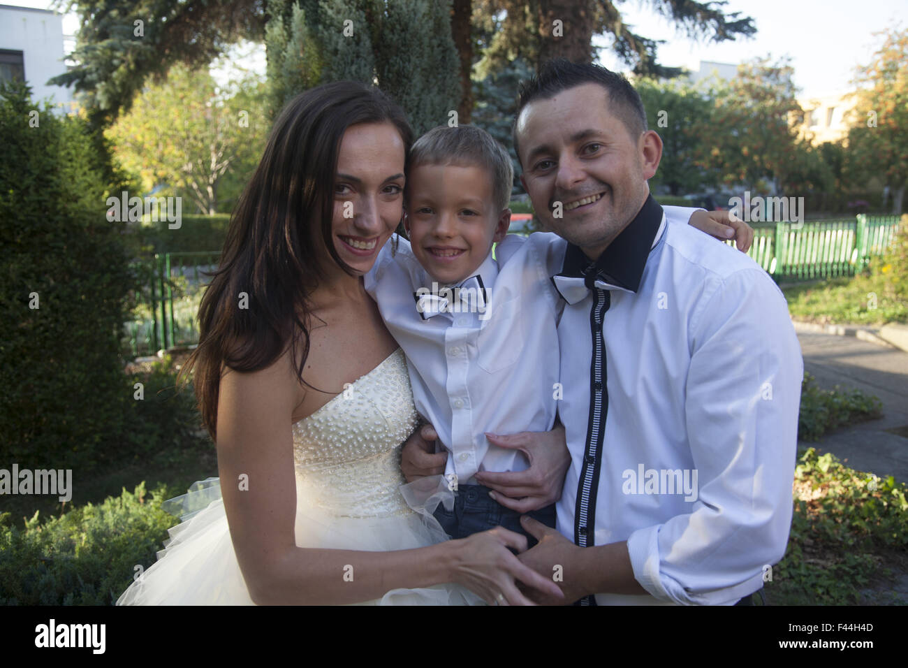 Vor der Hochzeitsfotos von Frau mit ihrem Sohn und ihrem neuen Verlobten; bald zu ihrem Ehemann. Stockfoto