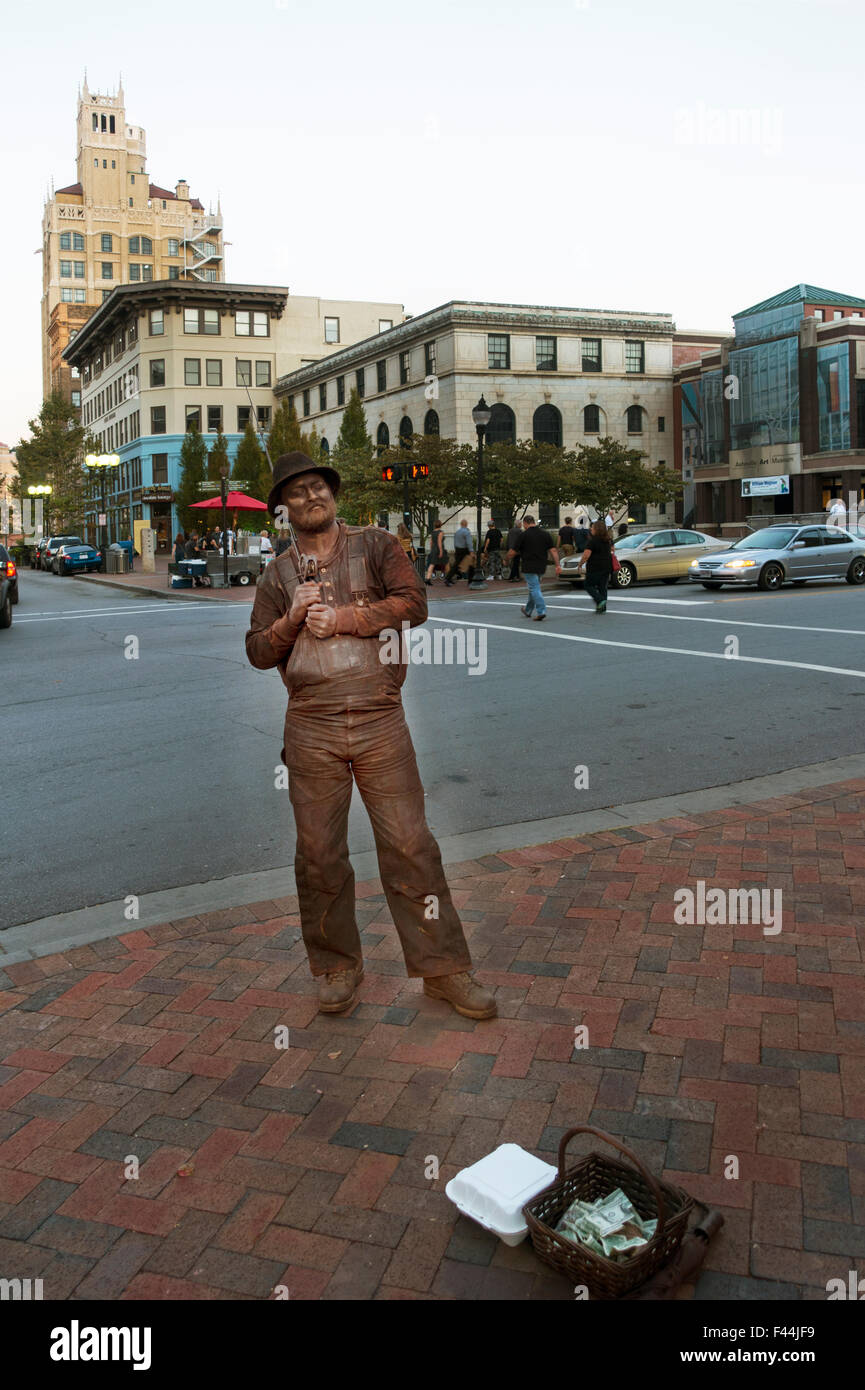 lebende Statue darstellenden Straßenkünstler in Asheville NC Stockfoto