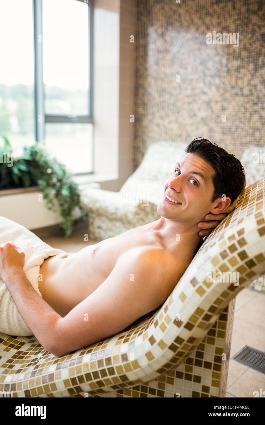 Gut aussehender Mann erholsamen thermal Suite Stockfoto
