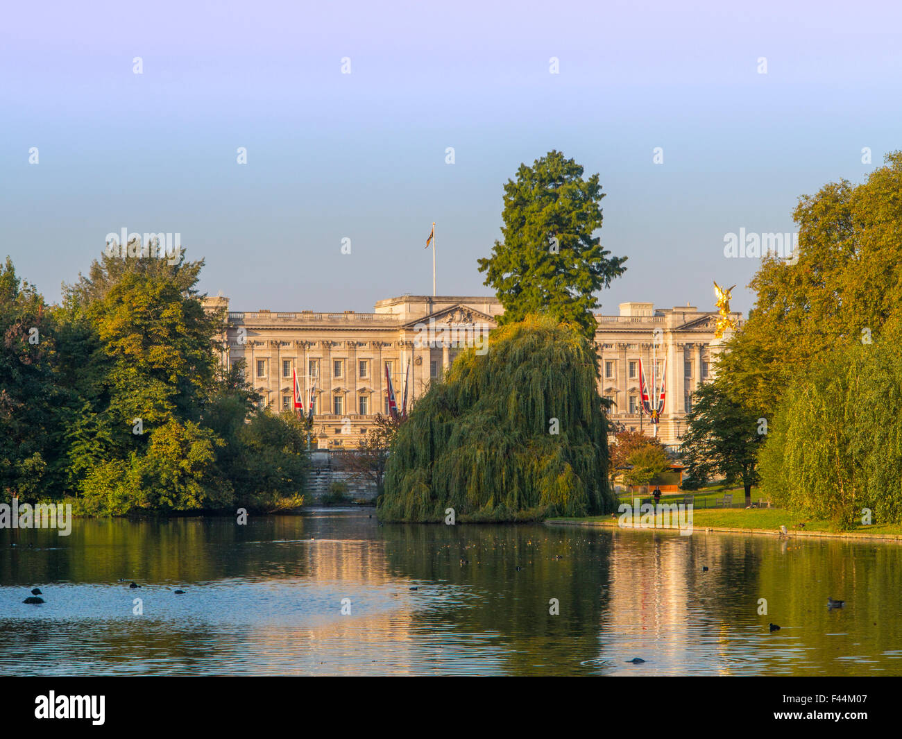 Buckingham Palace bei Dämmerung St James Park in London Stockfoto