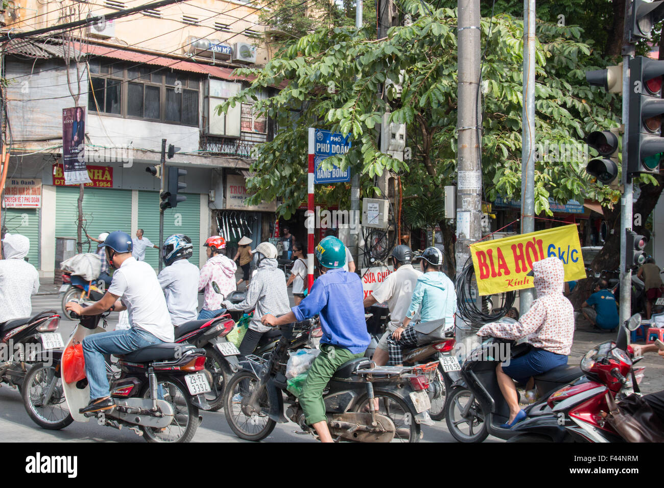 Scooter-Fahrer durch die Innenstadt von Hanoi in Vietnam Hauptstadt reisen. Vietnam hat mehr als 45 Millionen Motorroller Motorrad Stockfoto