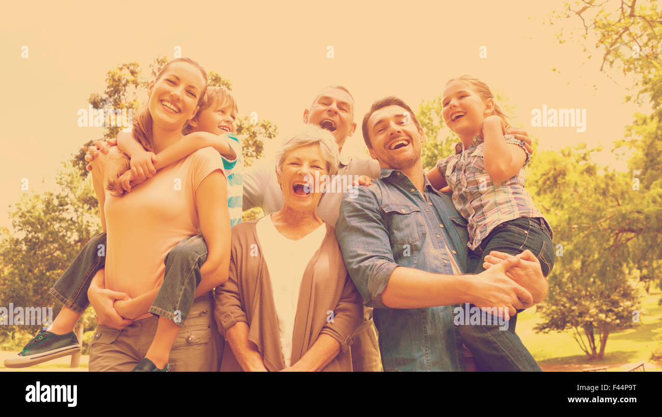 Porträt der fröhliche Großfamilie im park Stockfoto