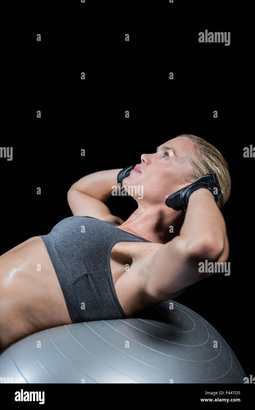 Muskulöse Frau tun Sit Ups Stockfoto