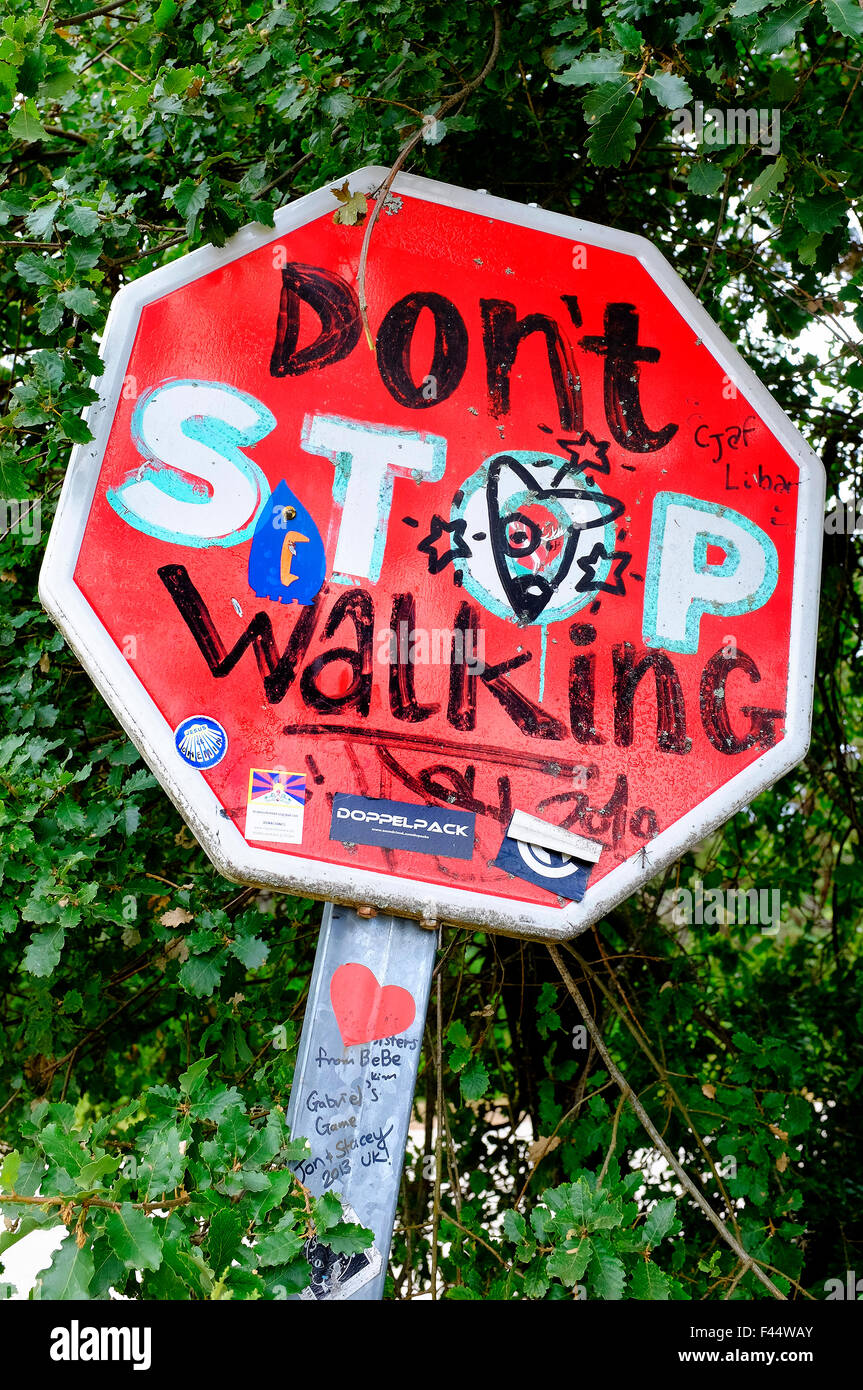 Förderung der Schild (Nicht Stehenbleiben) auf dem Jakobsweg (Camino de Santiago) Stockfoto