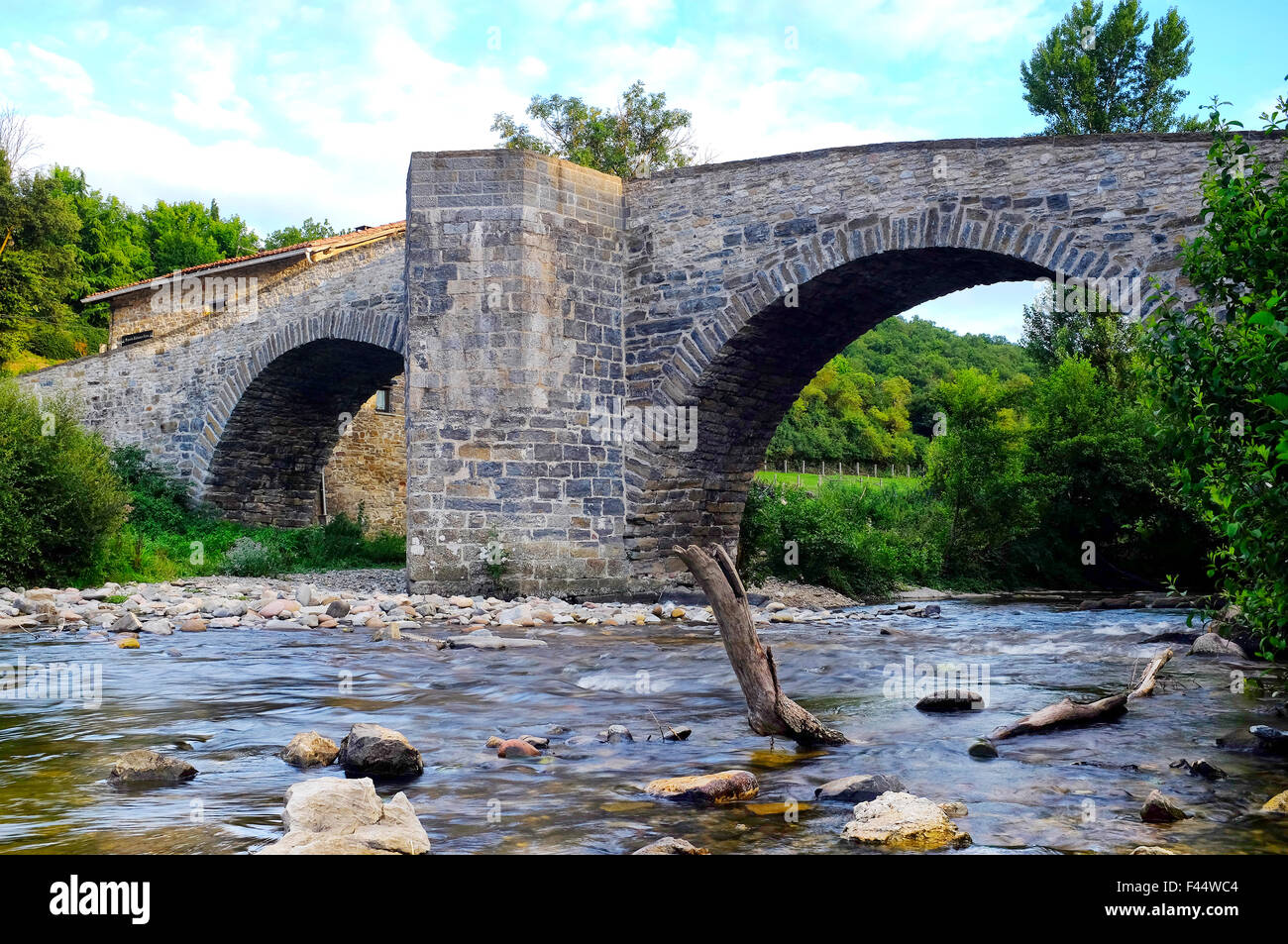 Mittelalterliche Brücke in Zubiri, Navarra, Spanien. Stockfoto