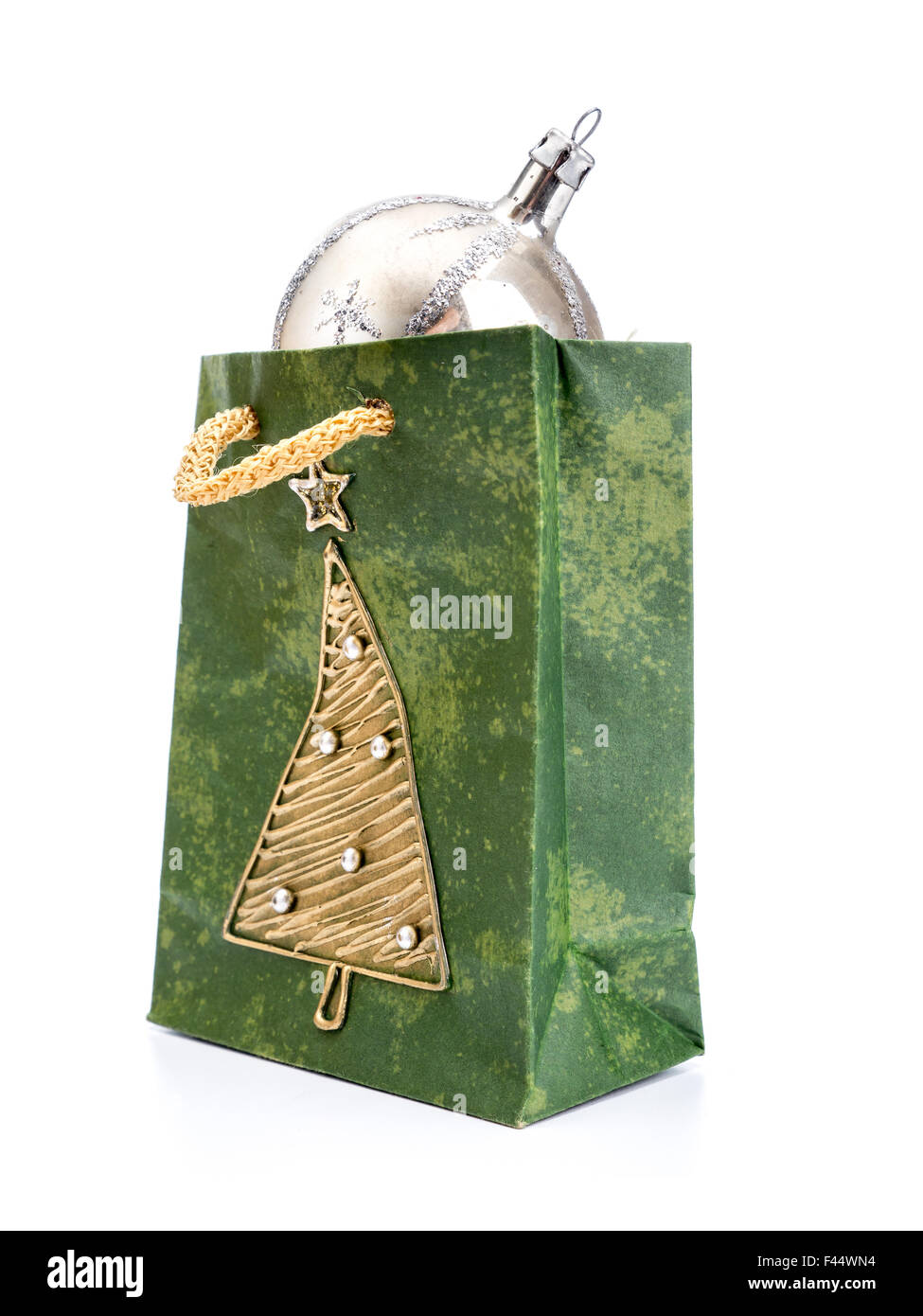 Grünbuch-Weihnachten-Einkaufstasche mit Weihnachten Silberkugel erschossen auf weißem Hintergrund Stockfoto