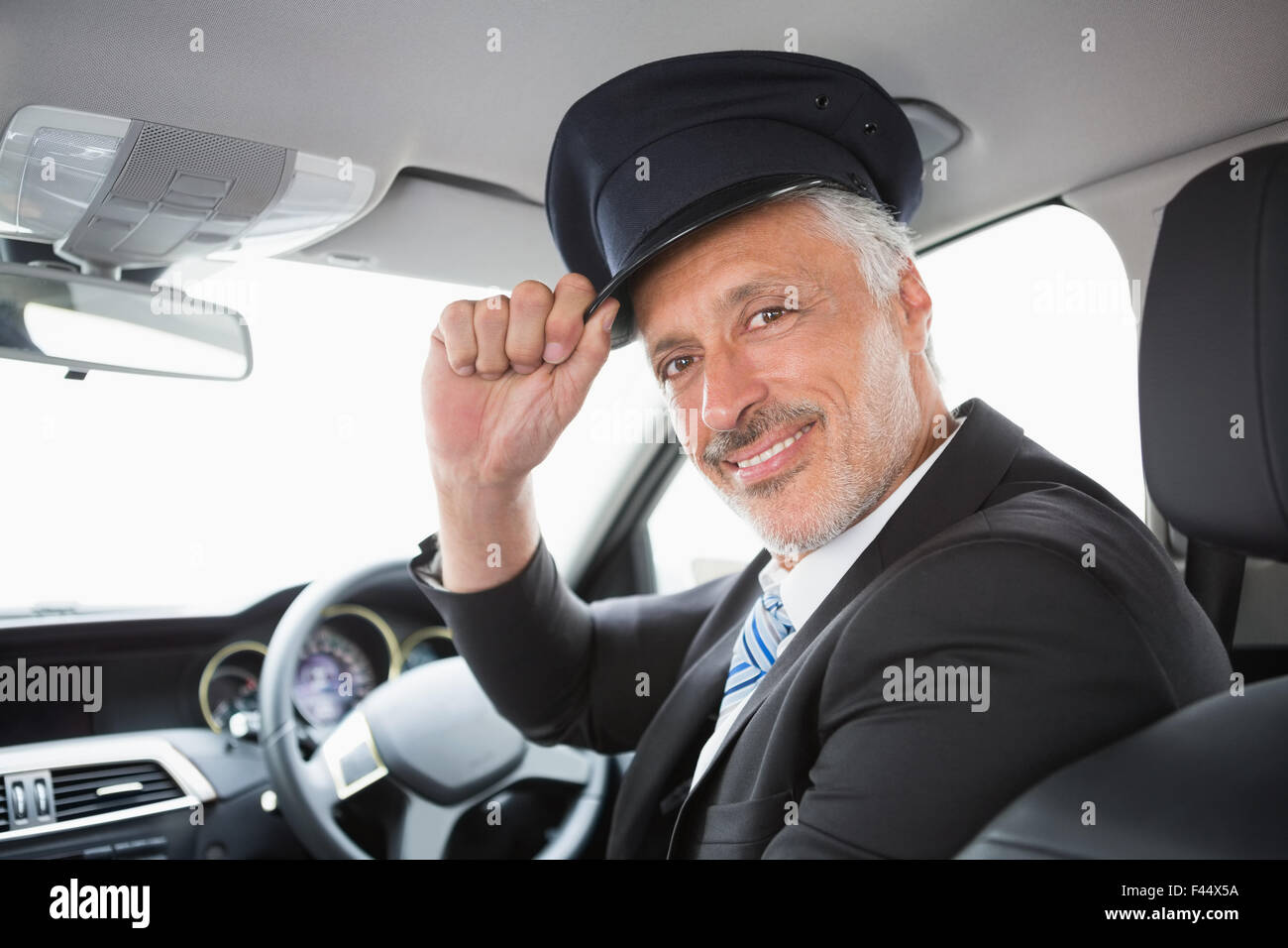 Gut aussehend Chauffeur lächelnd in die Kamera Stockfoto