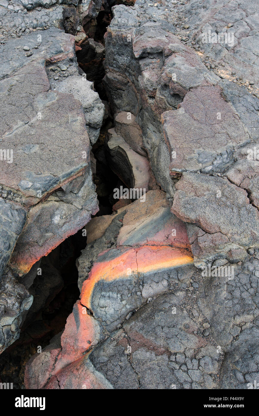Geschmolzener Lava lässt Farben in Lava Rock, Hawaii Volcanoes National Park, Big Island, Hawaii, USA Stockfoto