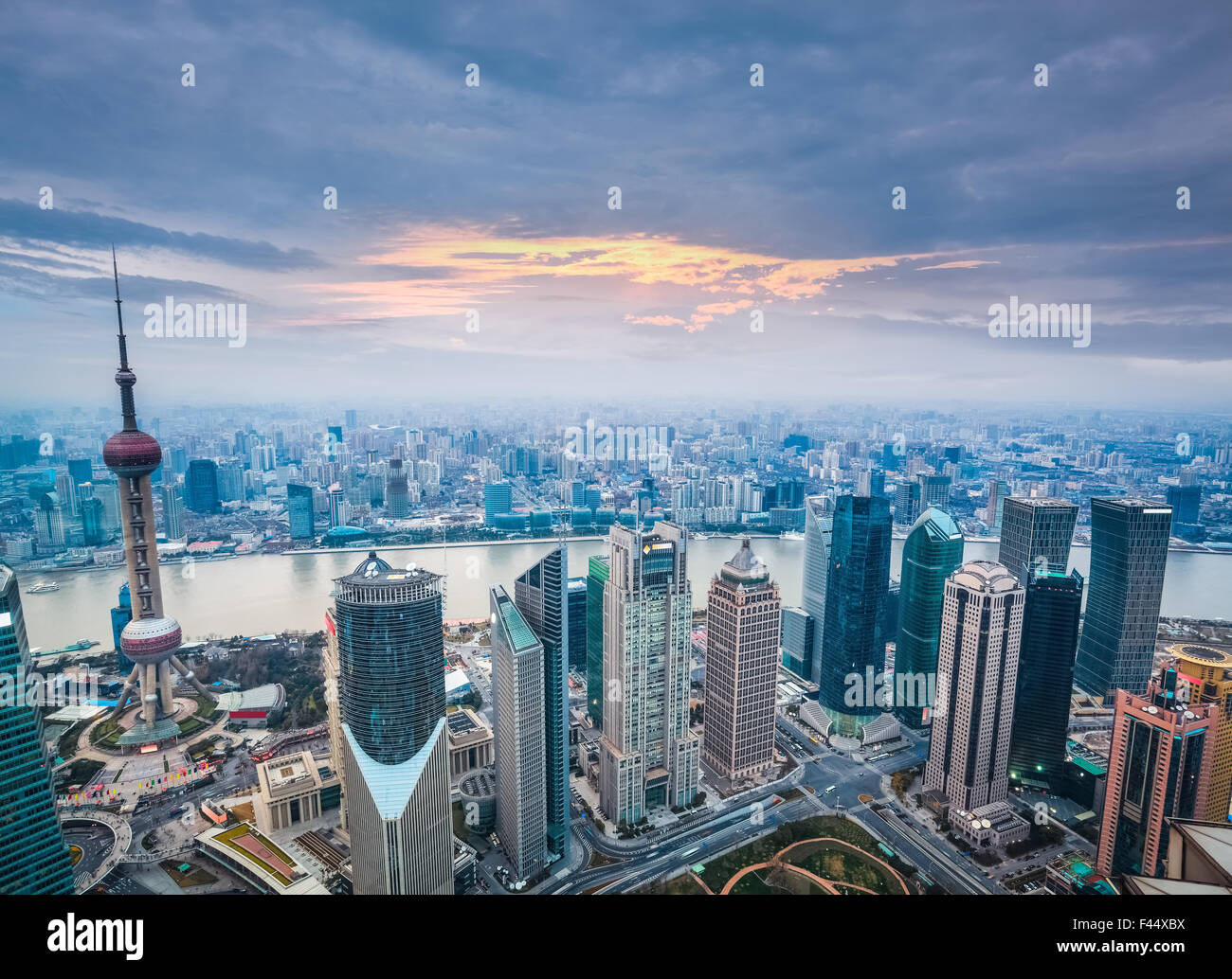 Luftaufnahme von shanghai in der Abenddämmerung Stockfoto