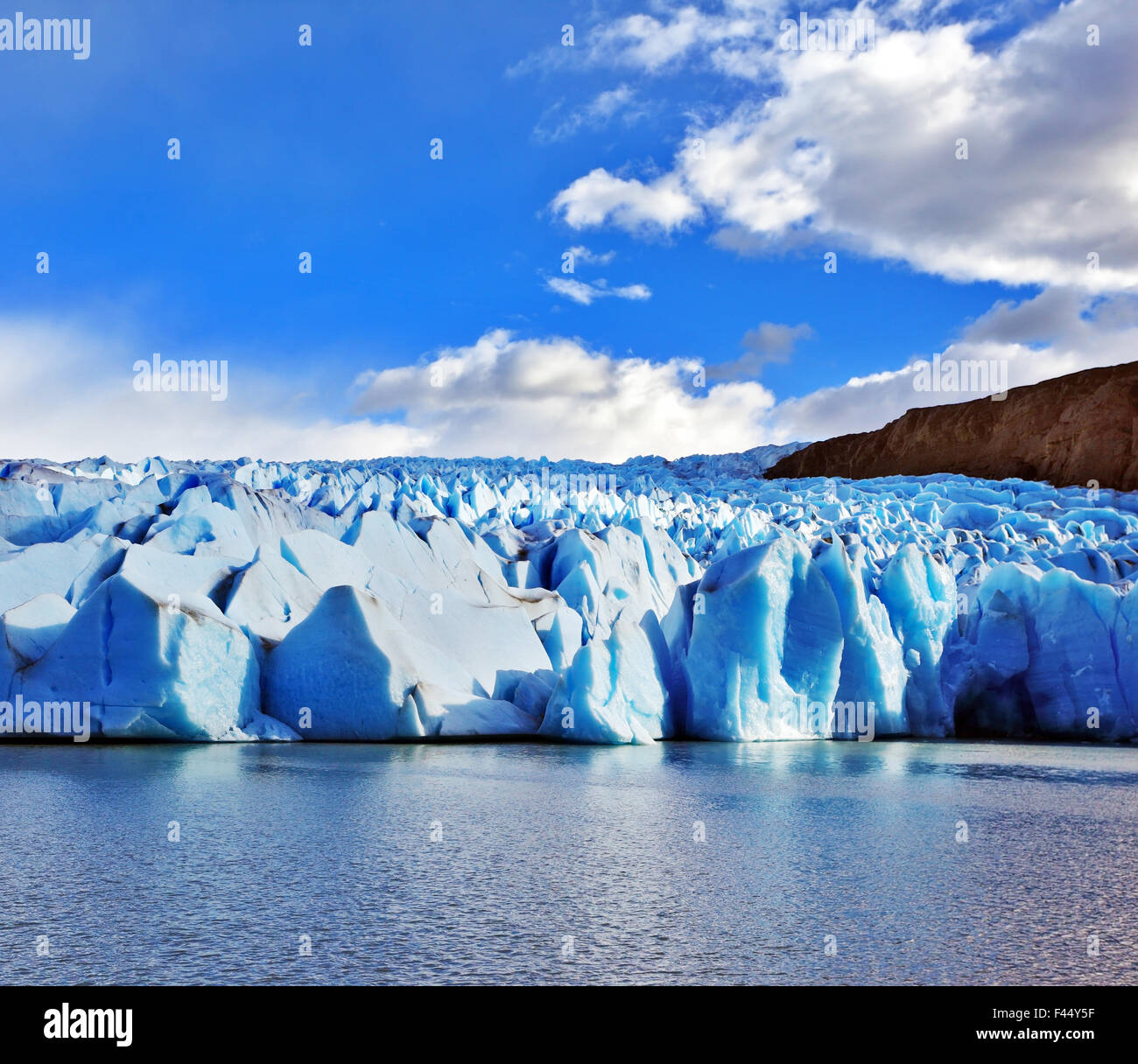 Die Gletscher grau spiegelt sich im See Stockfoto