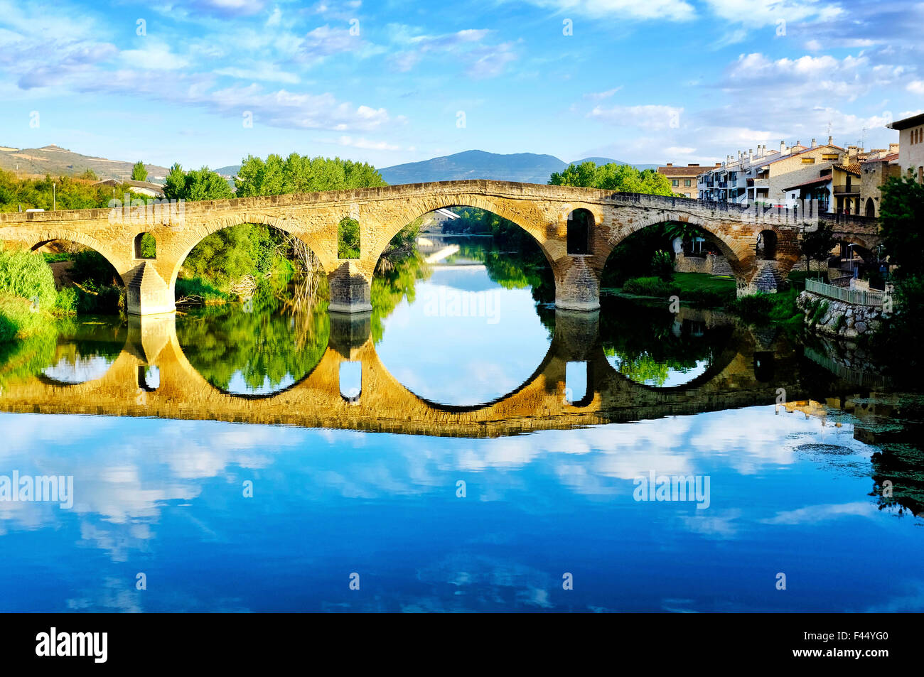 Mittelalterliche Brücke in Puente La Reina, Navarra, Spanien. Stockfoto